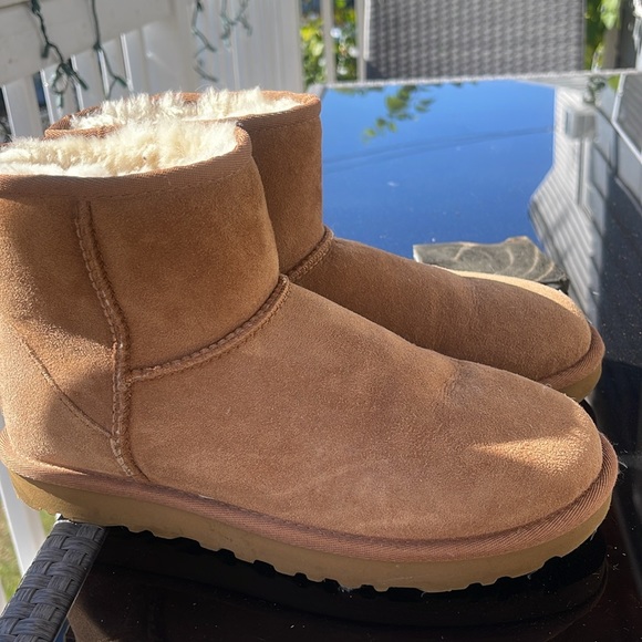 Classic Mini Boot in chestnut. Like new! - Picture 1 of 6